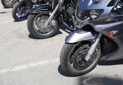 V nesreči v Dravogradu udeležen motorist, tri osebe poškodovane