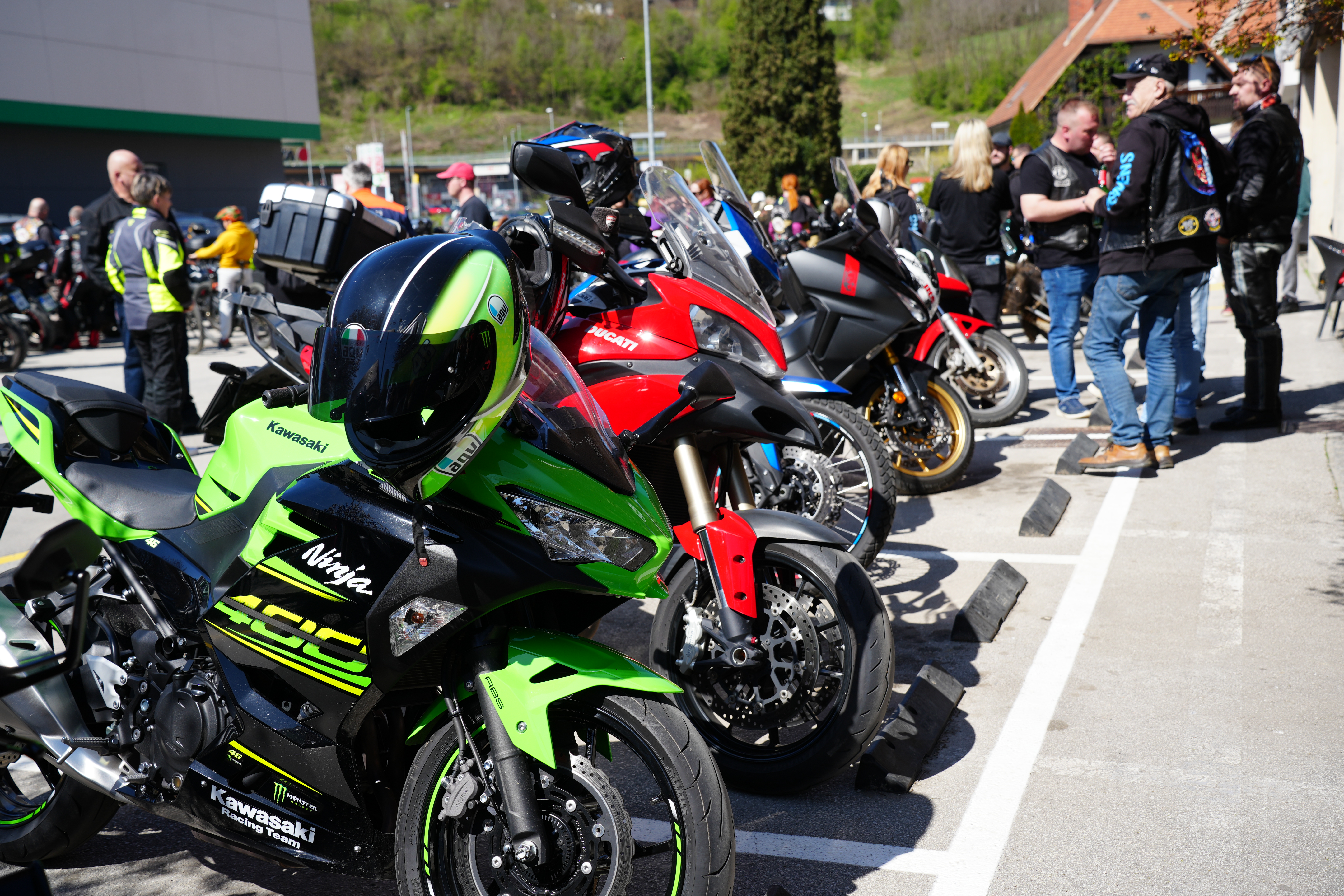 FOTO: Na XV. moto žegnanju na Ravnah se je zbrala številčna množica motoristov