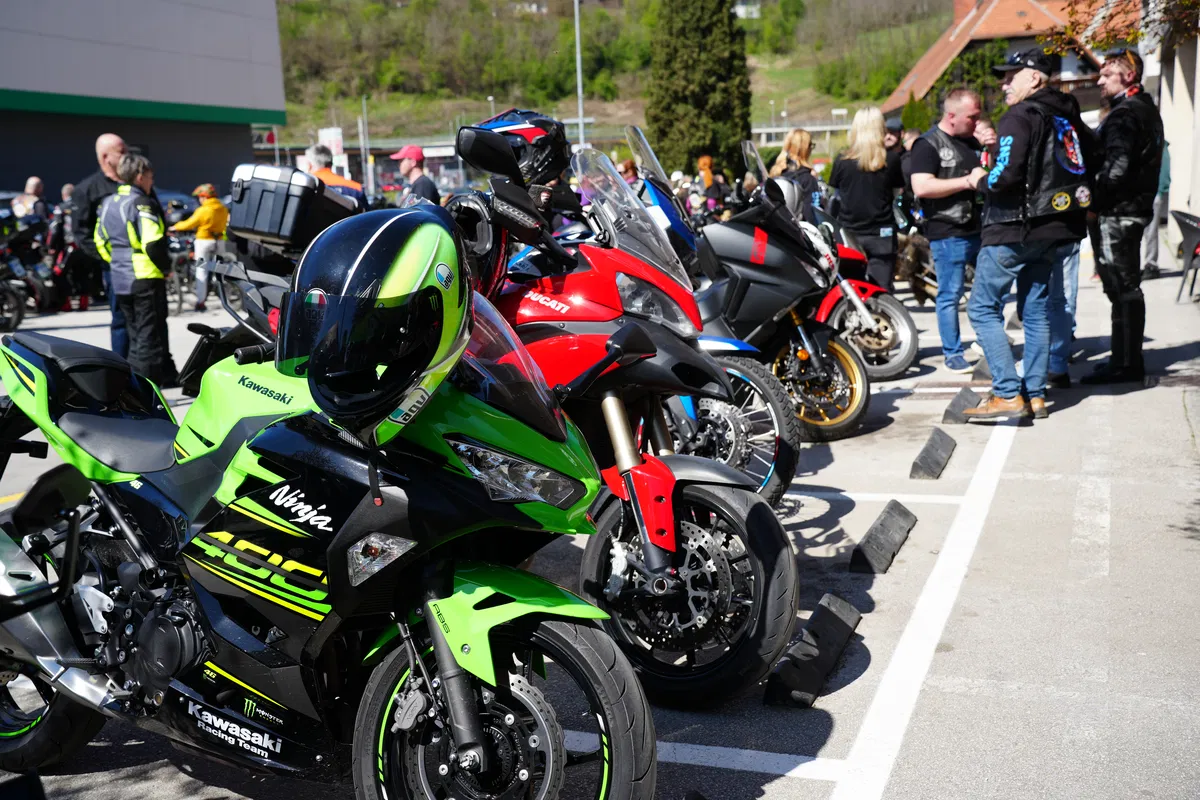 FOTO: Na XV. moto žegnanju na Ravnah se je zbrala številčna množica motoristov