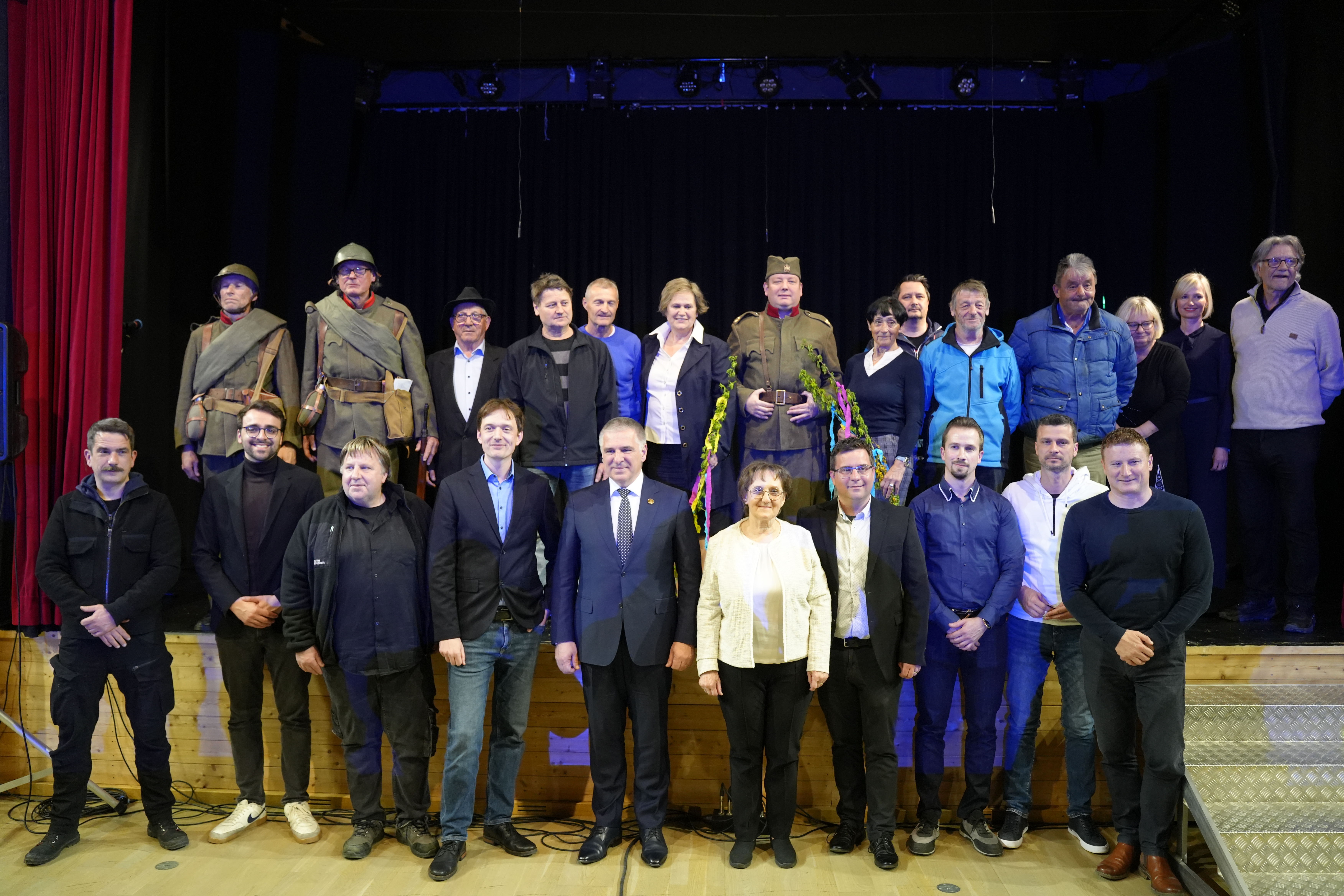 FOTO: Vojno-zgodovinski film Ostri vrh gledalce popeljal v čas Jugoslavije