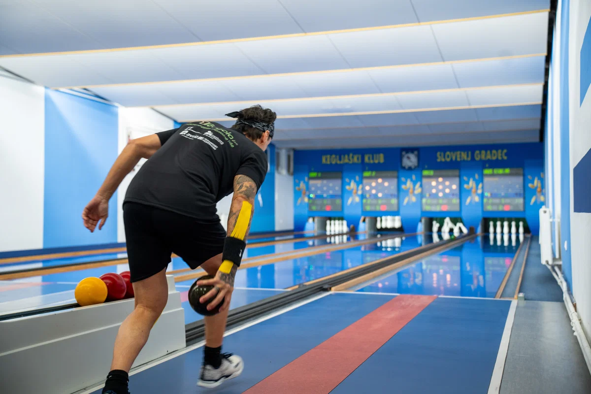 VIDEO in FOTO: Uroš Stoklas v Slovenj Gradcu udarno začel podvig 72-urnega kegljanja