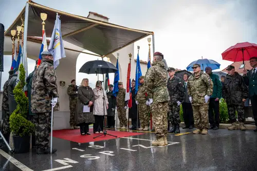 FOTO: Pred graščino Rotenturn so včeraj odkrili spominsko ploščo 83. štaba Teritorialne obrambe