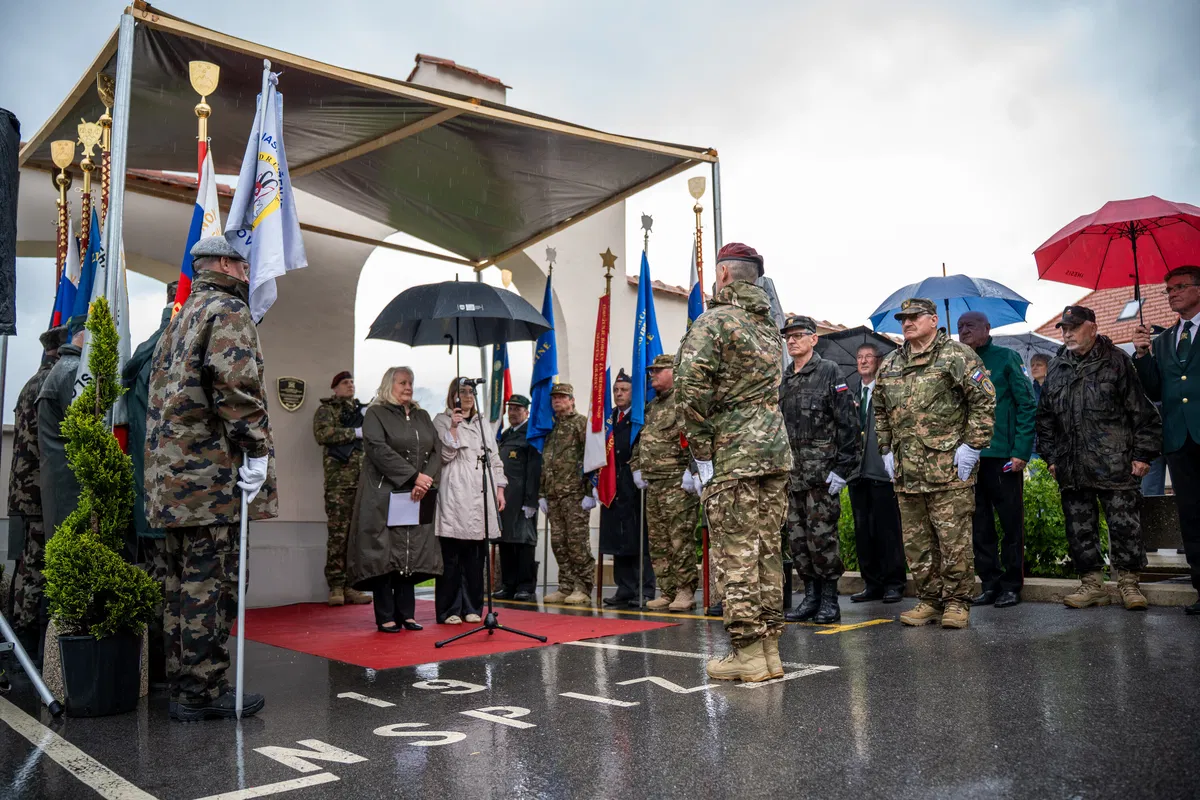 FOTO: Pred graščino Rotenturn so včeraj odkrili spominsko ploščo 83. štaba Teritorialne obrambe
