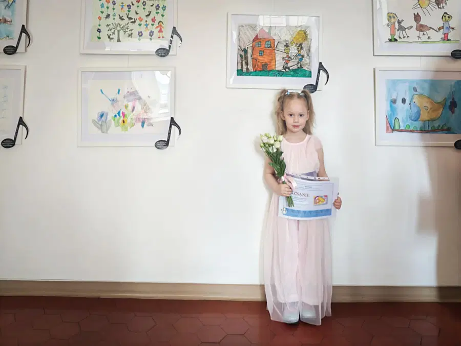 FOTO: Likovno delo 4-letne Mie Čuješ nagrajeno na mednarodnem likovnem natečaju