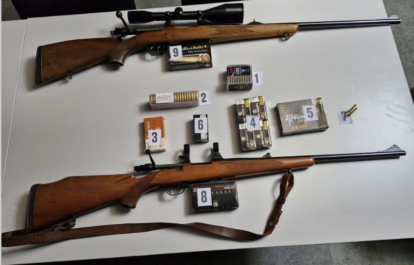 Policisti občanu zasegli lovski puški in okoli 500 različnih nabojev