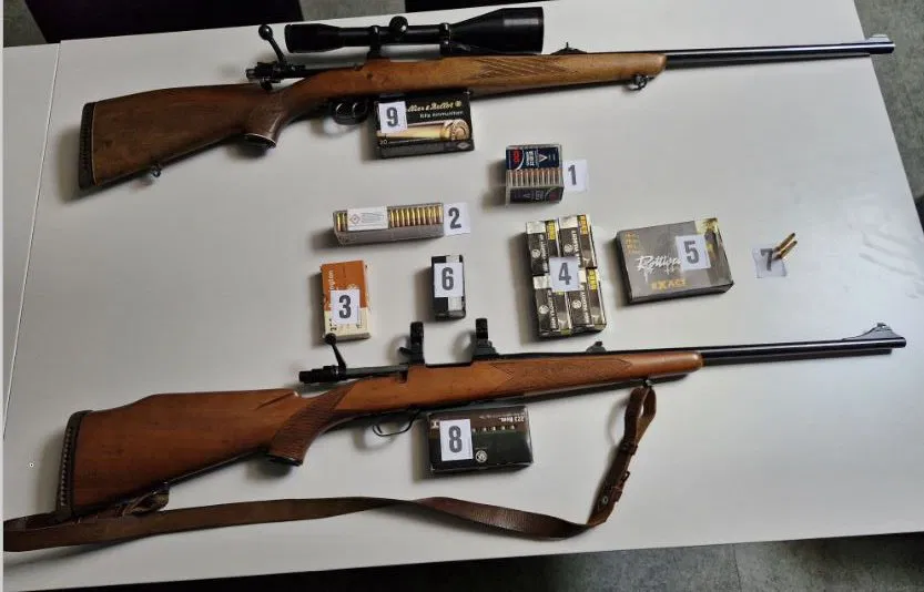 Policisti občanu zasegli lovski puški in okoli 500 različnih nabojev