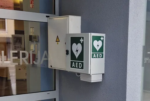 Društvo AED Kranj Občini Prevalje doniralo sredstva za nakup defibrilatorja