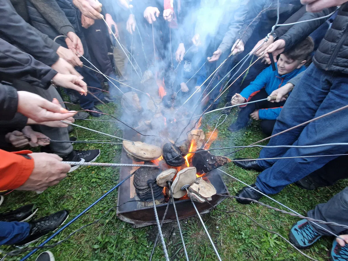 FOTO: Blagoslov ognja v Šentilju pod Turjakom privabil številne kristjane