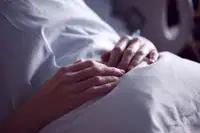 Spotikanje in zanašanje nista vedno nerodnost: znaki, ki jih pogosto spregledamo