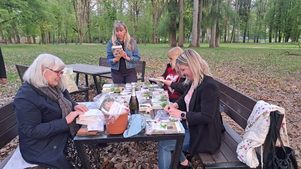 Radmance ob Noči knjige pod krošnjami dreves v Grajskem parku pustile 50 knjig