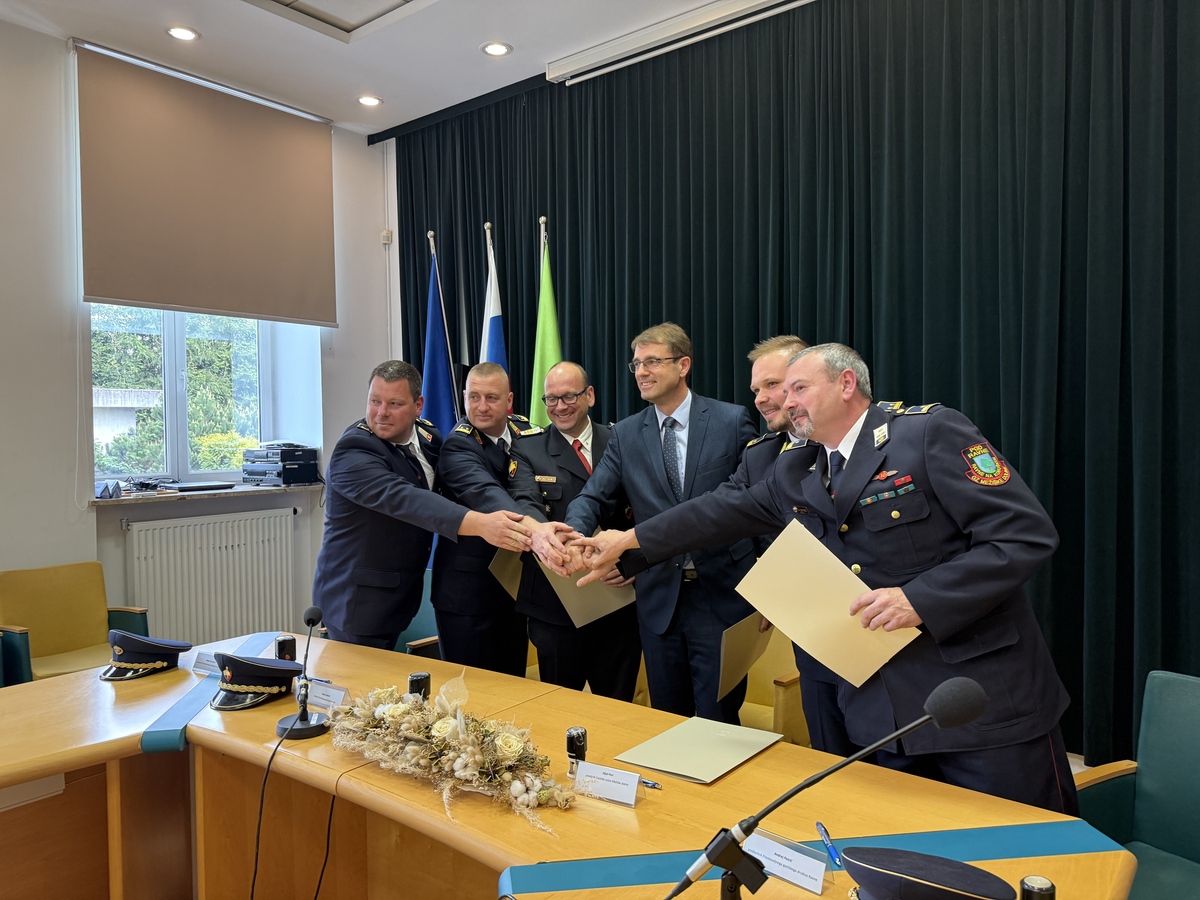 FOTO: Občina Ravne na Koroškem včeraj slavnostno podpisala sodelovanje z ravenskimi gasilci