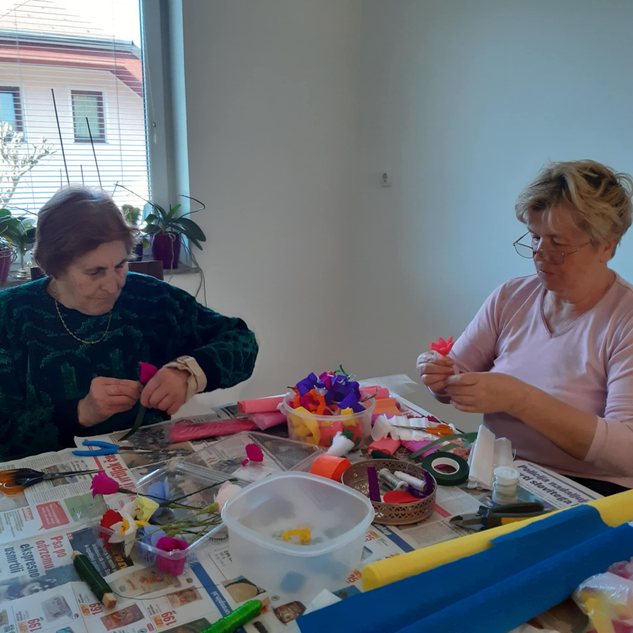 Ta vikend v znamenju izdelovanja snopov: Majda Rošar in čarobnost rožic iz krep papirja (FOTO)