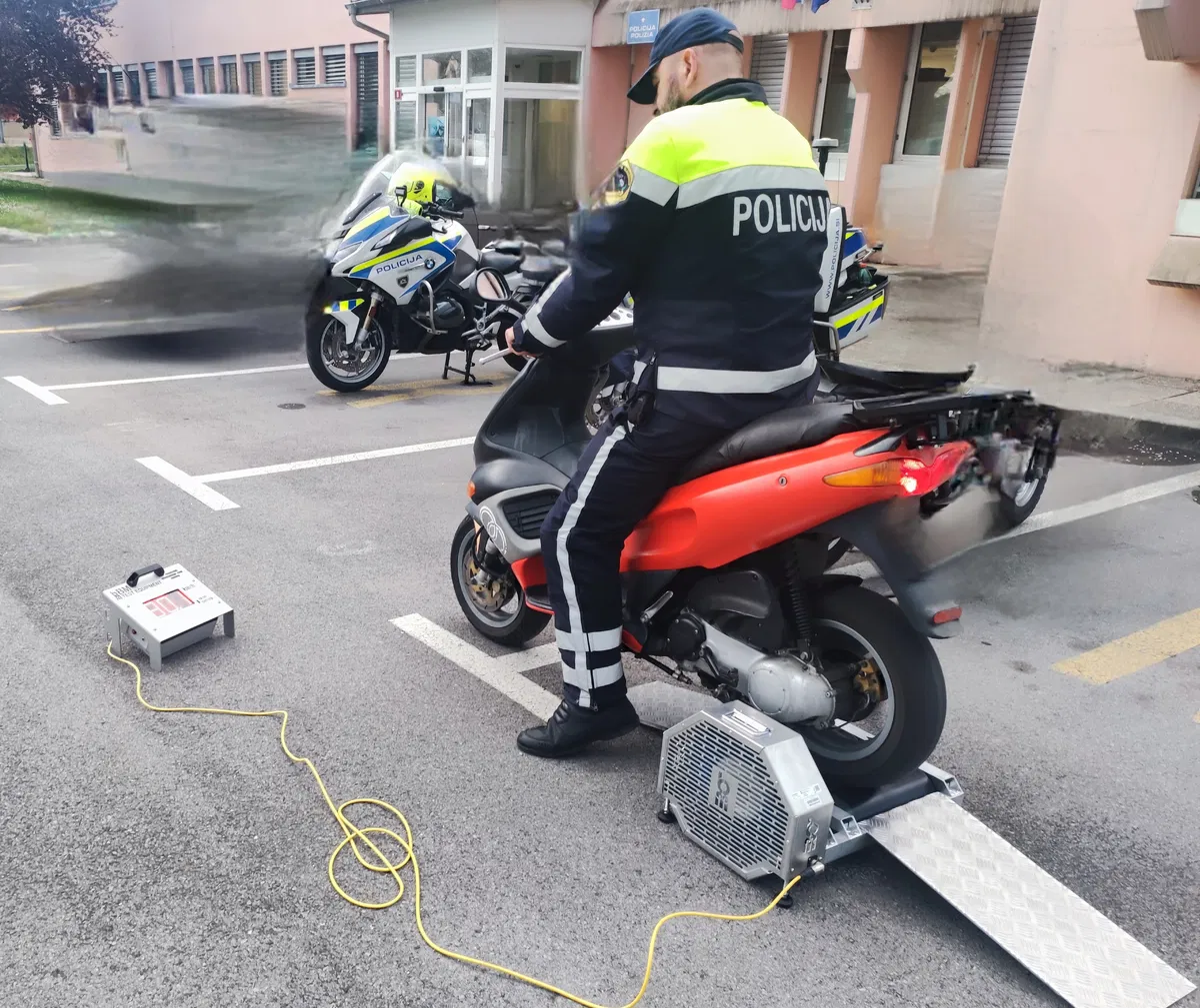 Voznik prekoračil hitrost za več kot 60 km/h, mopedist vozil predelan moped