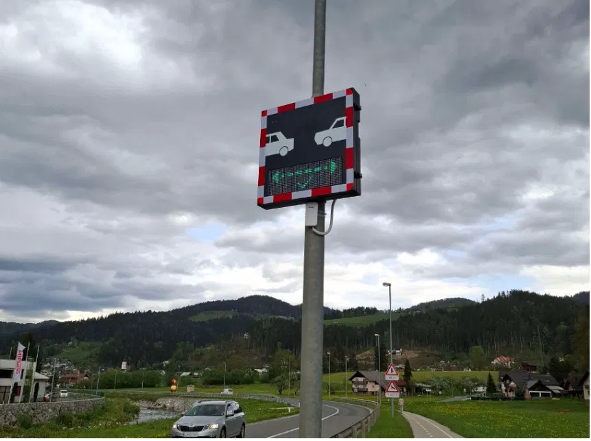 V Slovenj Gradcu AVP postavila merilnik varnostne razdalje