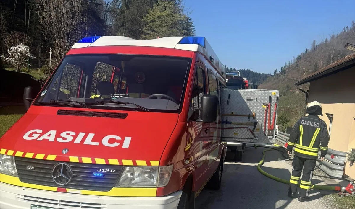 Požar v Podvelki: Gasilci uspešno preprečili širjenje ognja