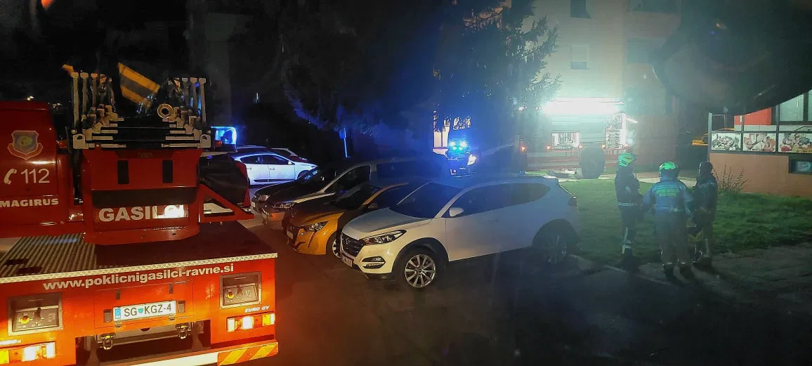 Gasilci posredovali na balkonu stolpnice na Javorniku