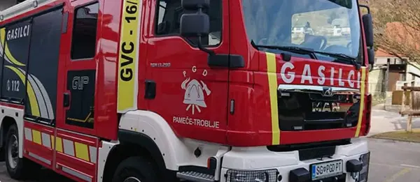 Gasilci posredovali zaradi zadimljenja stanovanjskega objekta v Pamečah