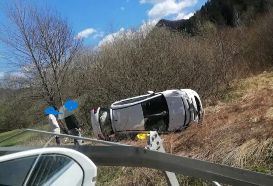 Obvestilo: Pripetila se je prometna nesreča v Hudi luknji, popolna zapora ceste (FOTO)