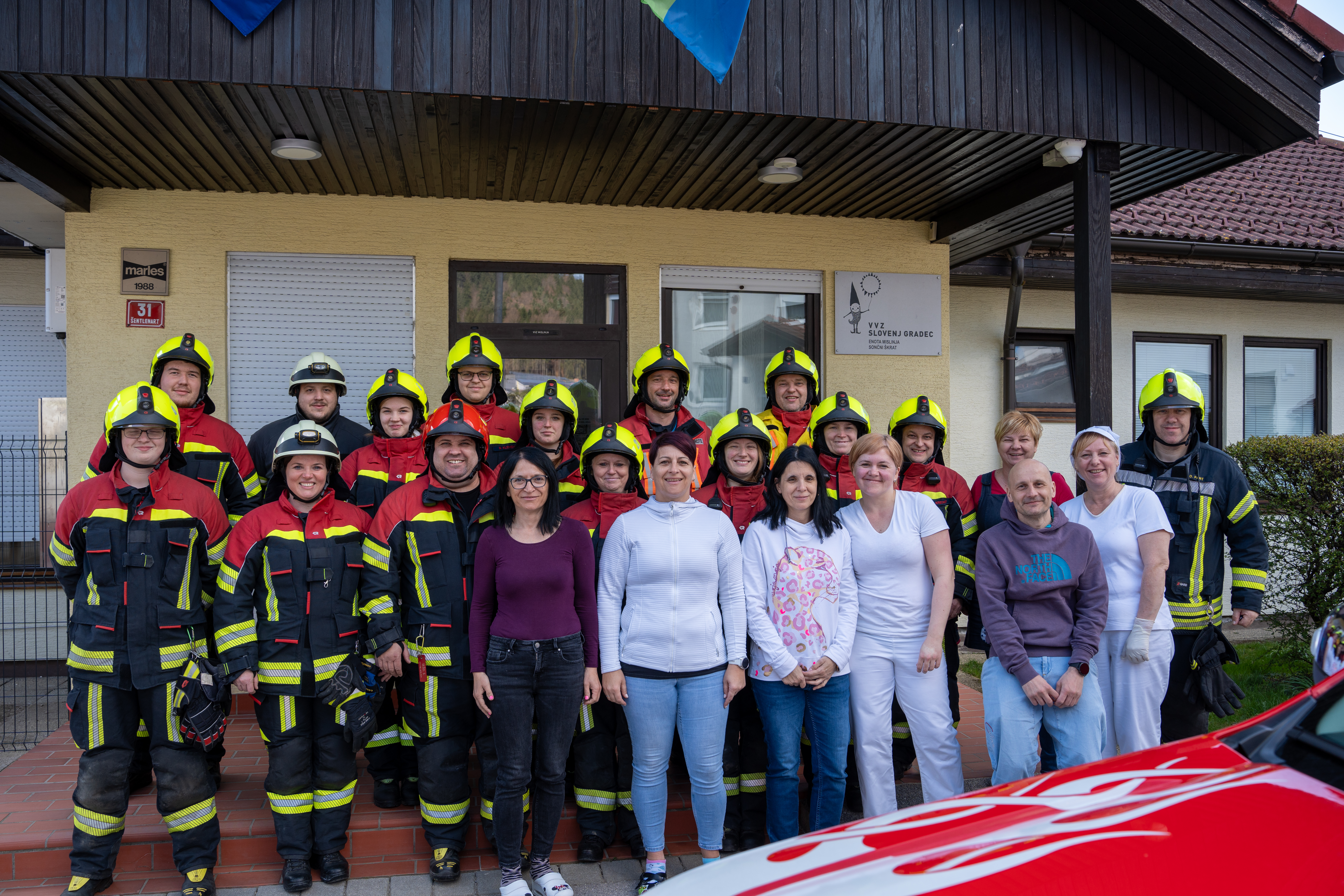 FOTO: Na osnovni šoli in v vrtcu Mislinja so danes izvedli gasilsko evakuacijsko vajo