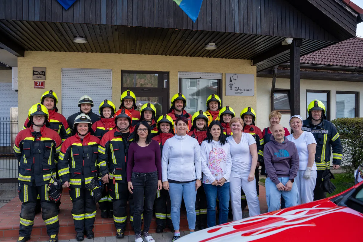 FOTO: Na osnovni šoli in v vrtcu Mislinja so danes izvedli gasilsko evakuacijsko vajo