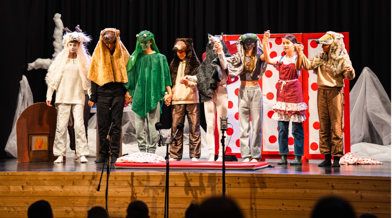 FOTO: Mladi gledališčniki so navdušili v Kotljah