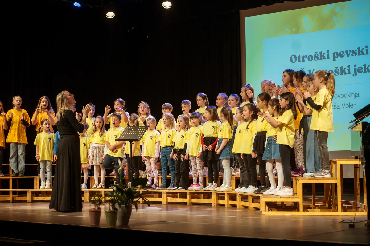 Prevalje v znamenju pesmi: Jubilejno 60. srečanje otroških in mladinskih pevskih zborov (FOTO)