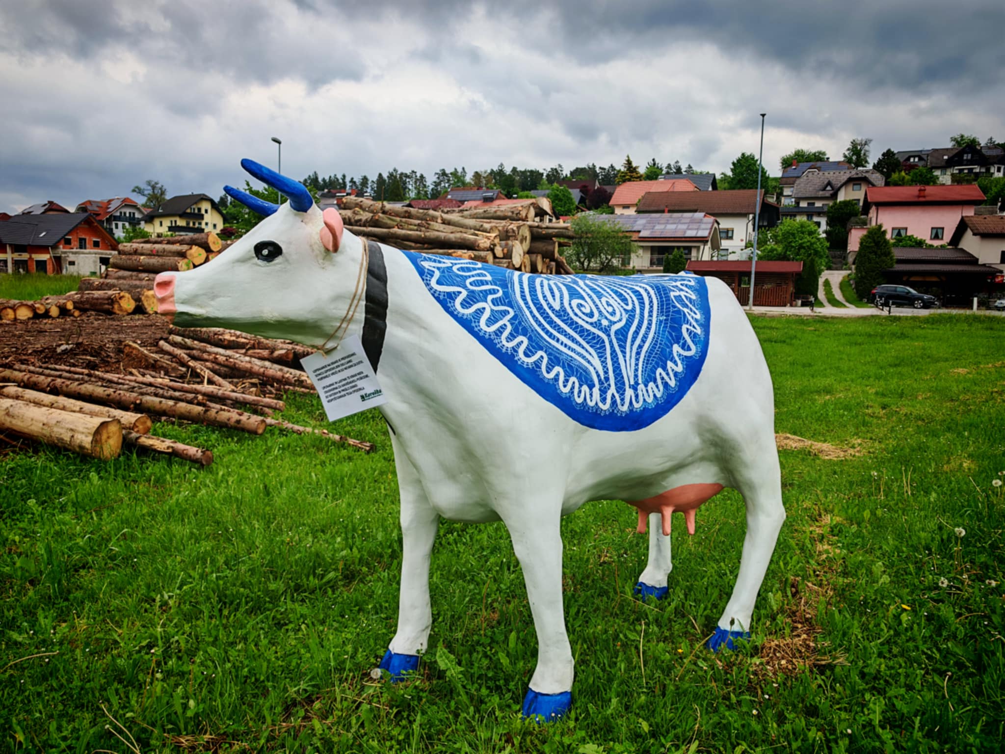 Pisane skulpture krav ob glavnih cestah Koroške privabljajo nasmeške na obraze