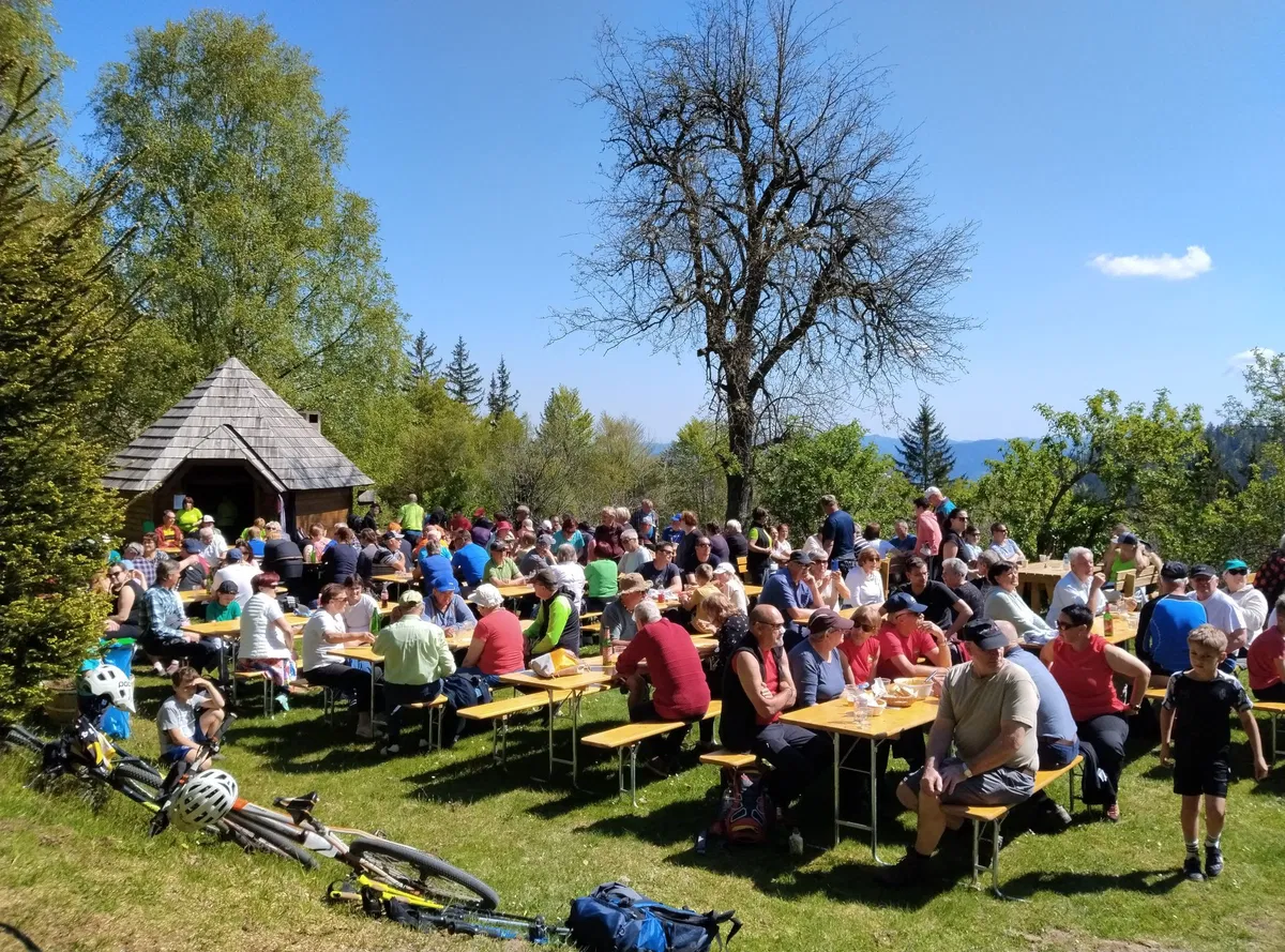 FOTO: Tradicionalni prvomajski pohod iz Vuzenice na Kočo Planinc je bil odlično obiskan