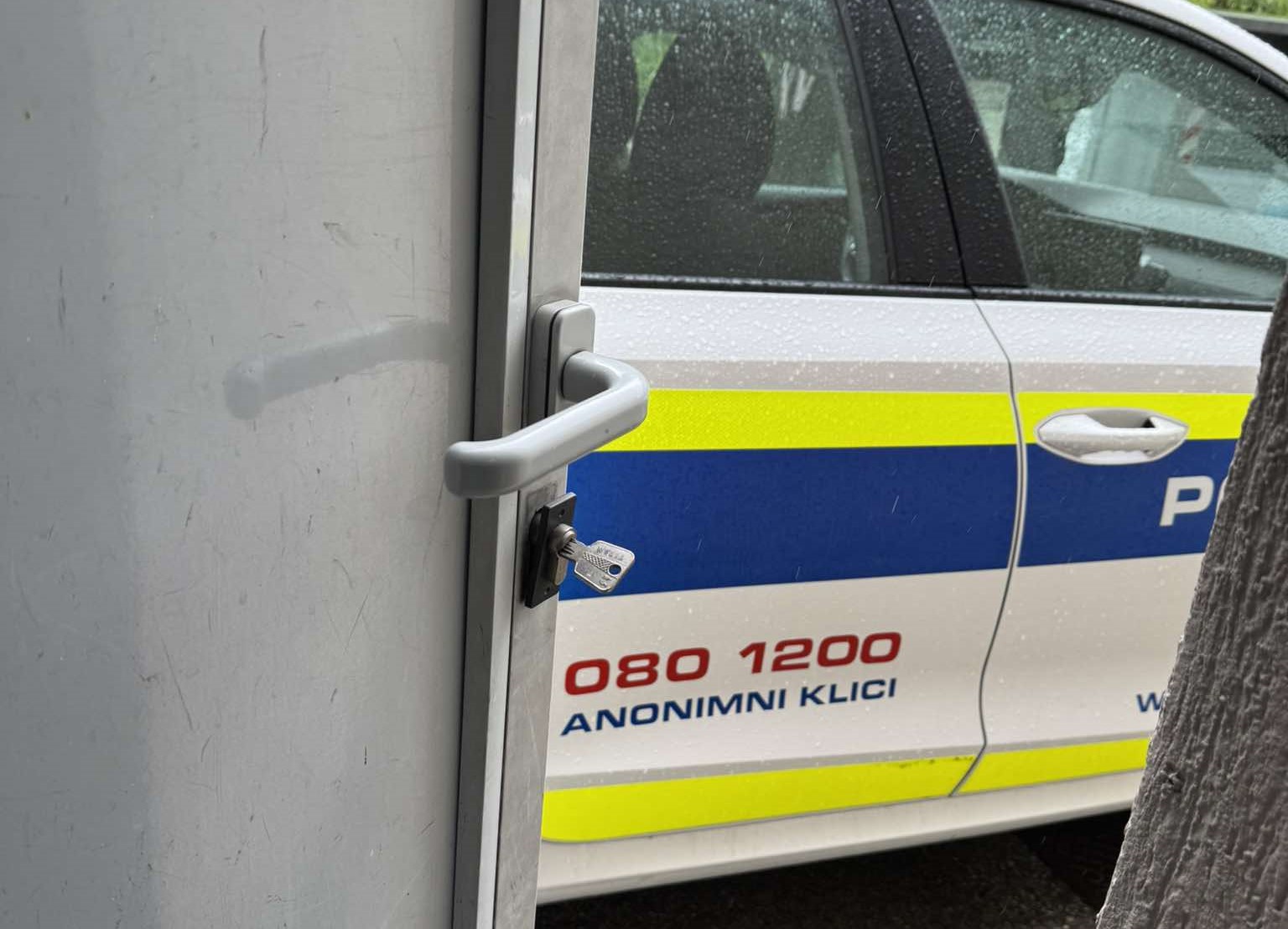 Na Ravnah nepridipravi vlomili v poslovalnici Insert in Telemach