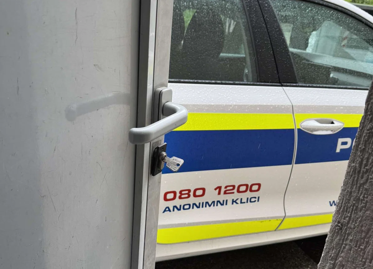 Na Ravnah nepridipravi vlomili v poslovalnici Insert in Telemach