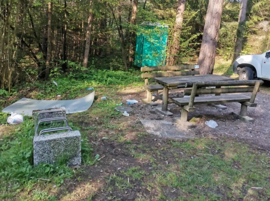 Nad počivališčem Dolič na Štrekni so se znova znesli vandali