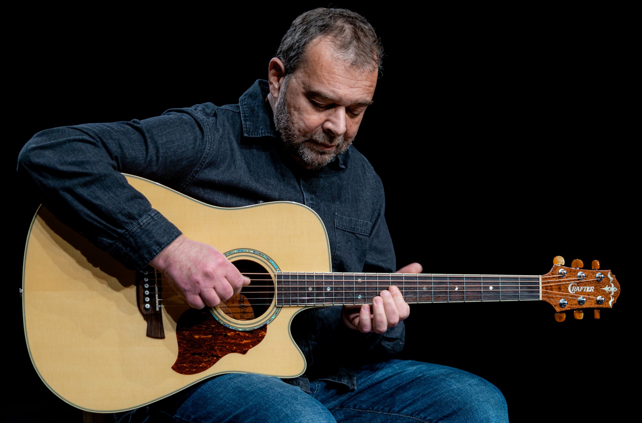 Pod krošnjo magnolije nas bodo očarale kitarske strune Boštjana Gartnerja