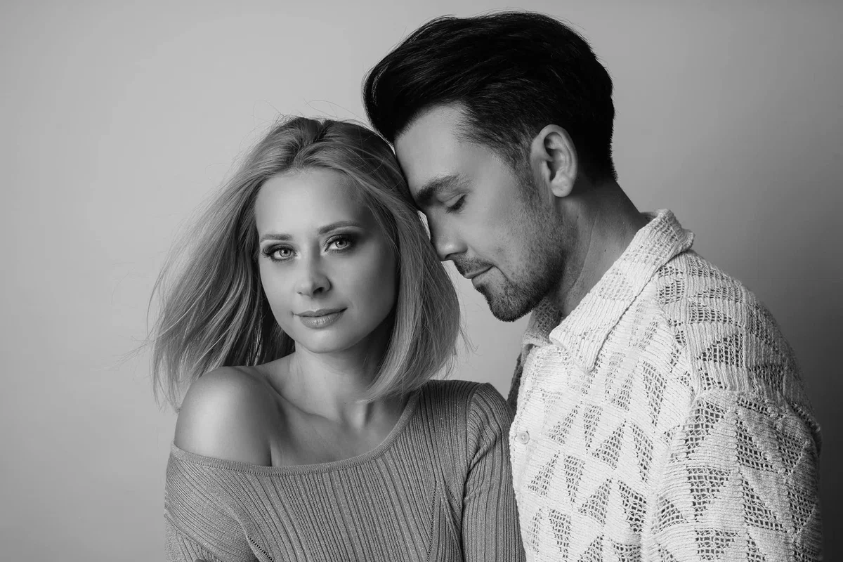 Estradniki v bran Niki Zorjan, Maraaya žogico vračata z novo objavo