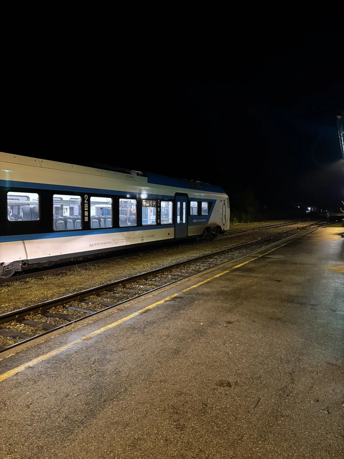 V Podvelki potniški vlak trčil z osebnim vozilom