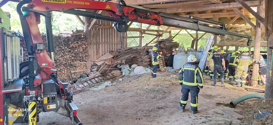Gasilci PGD Stari trg rešili žival iz gnojne jame
