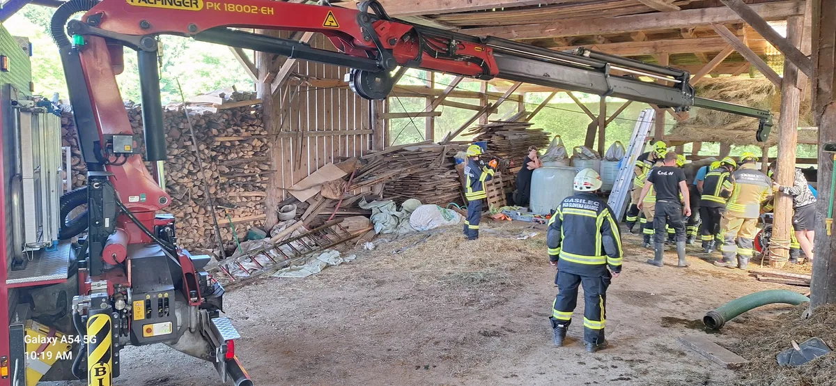 Gasilci PGD Stari trg rešili žival iz gnojne jame