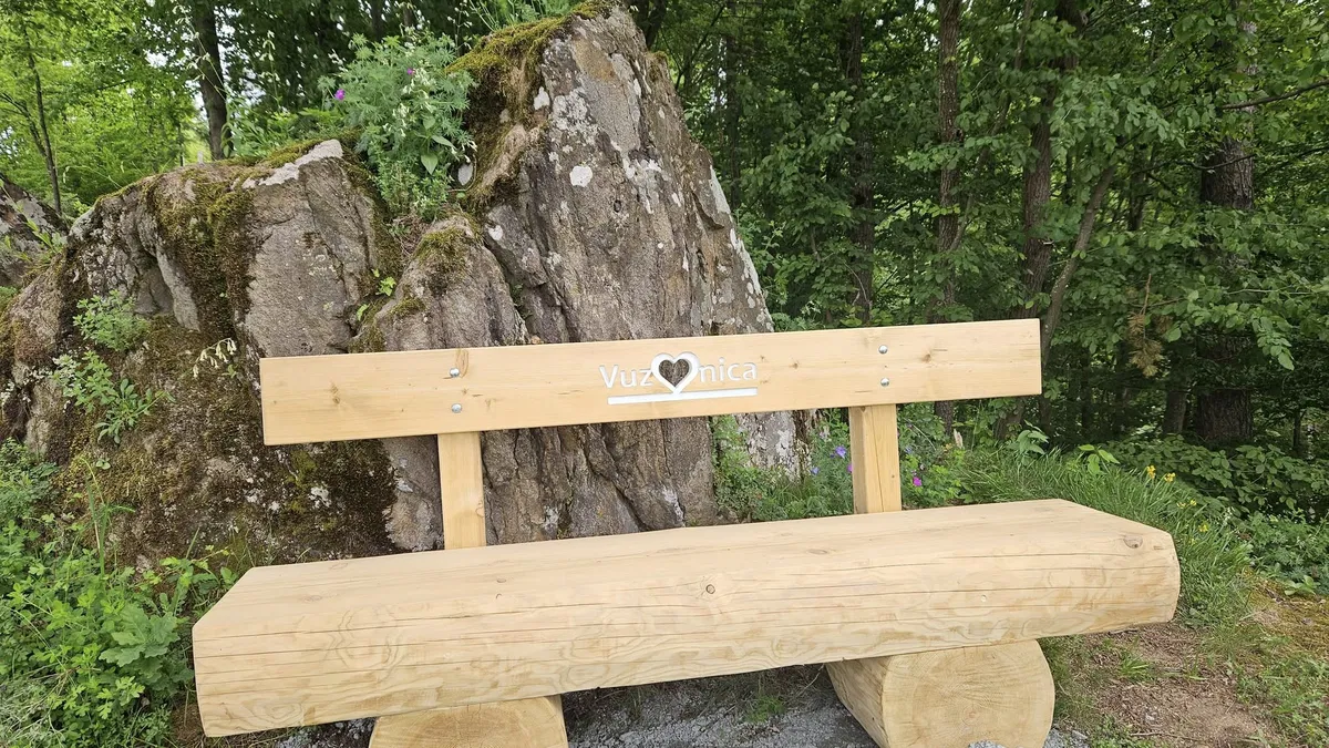 FOTO: Gozdna učna pot Pistrov grad z novimi klopmi in napravami za vadbo