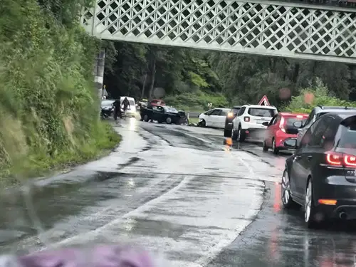Previdno: Prometna nesreča na Dobrijah pod železniškim mostom