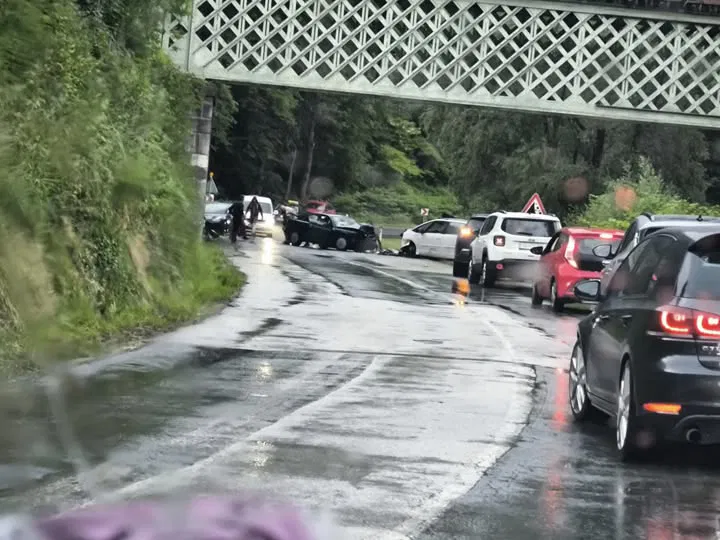 Previdno: Prometna nesreča na Dobrijah pod železniškim mostom