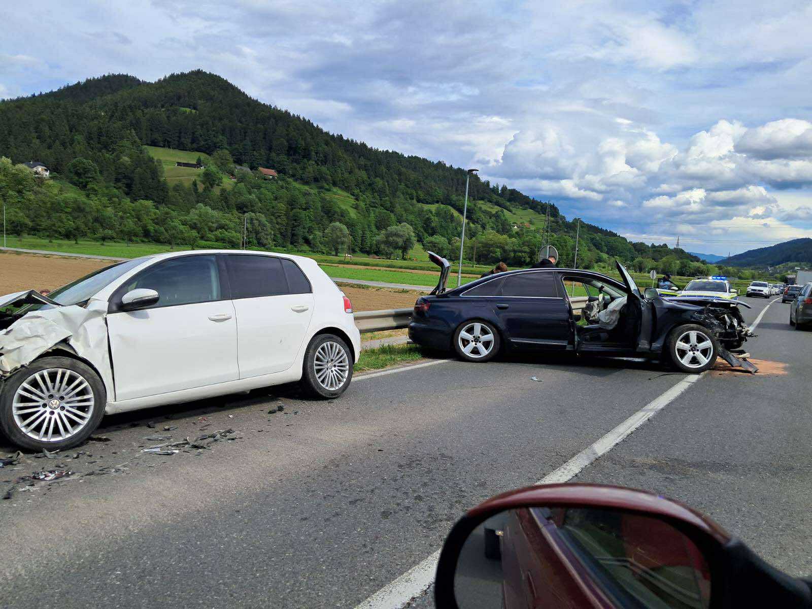 V  prometni nesreči v Šentjanžu pri Dravogradu več oseb poškodovanih, vozilo končalo na terasi lokala