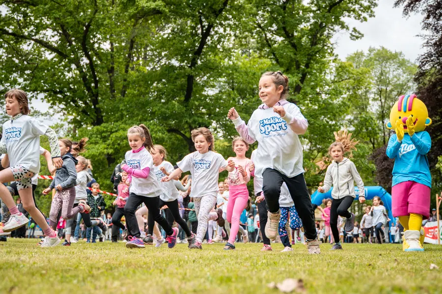 FOTO: Malčkov tek na Ravnah privabil številne mlade tekačice in tekače