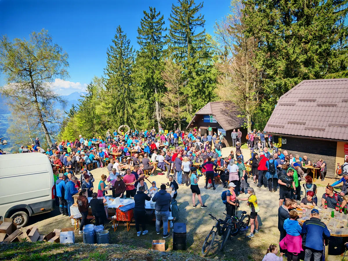 FOTO: Množica obiskovalcev na Kremžarjevem vrhu skupaj vzklikala "Živel 1.maj!"