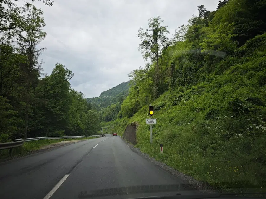 Luči za plaz med Dravogradom in Ravnami znova utripajo, razloga za preplah ni