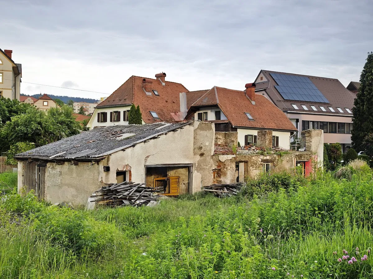 Ruševina nekdanje Jate buri duhove: Kaj se dogaja na zemljišču sredi Raven? (FOTO)