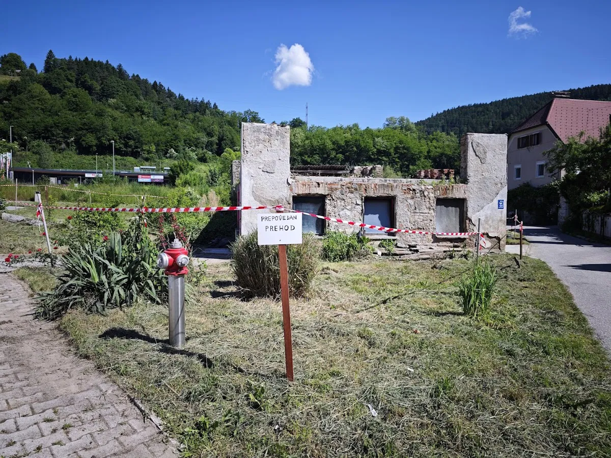 Okoli ruševine sredi Raven postavili ograjo in uredili zemljišče