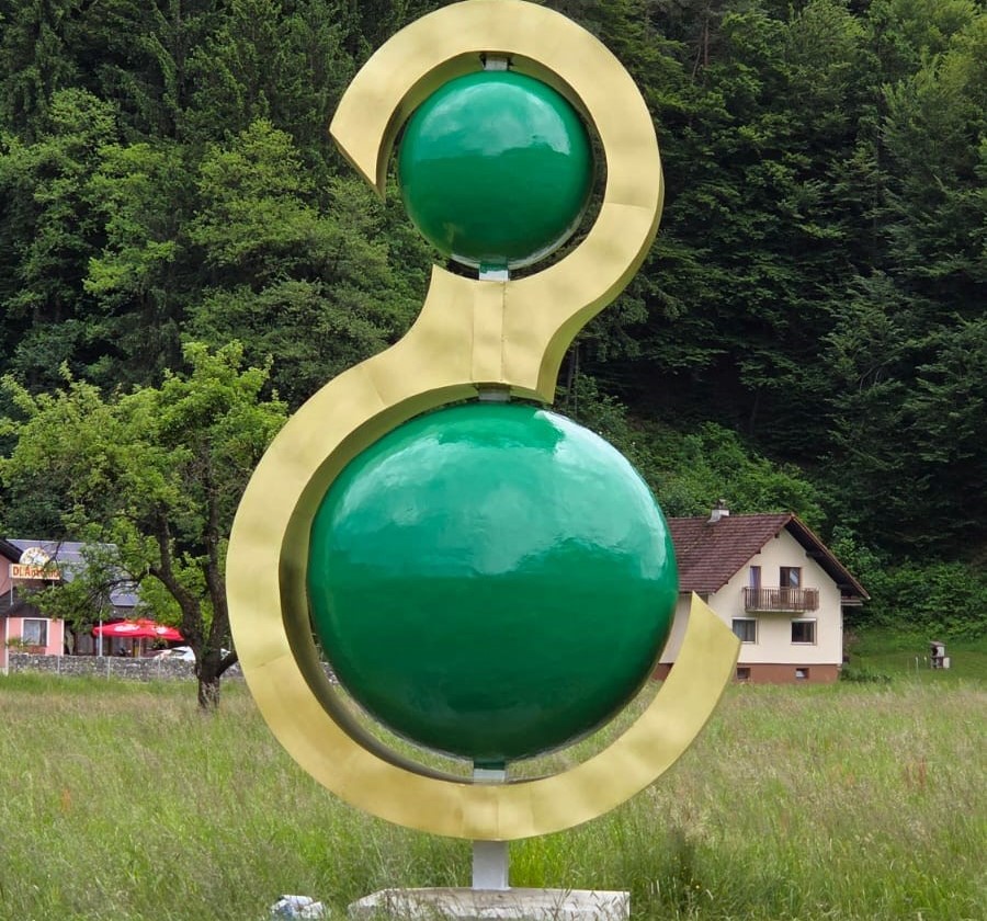 Ikonična skulptura "S" v novi barvni preobleki z močnim sporočilom