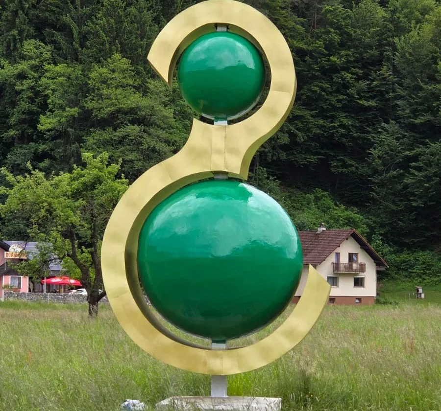 Ikonična skulptura "S" v novi barvni preobleki z močnim sporočilom