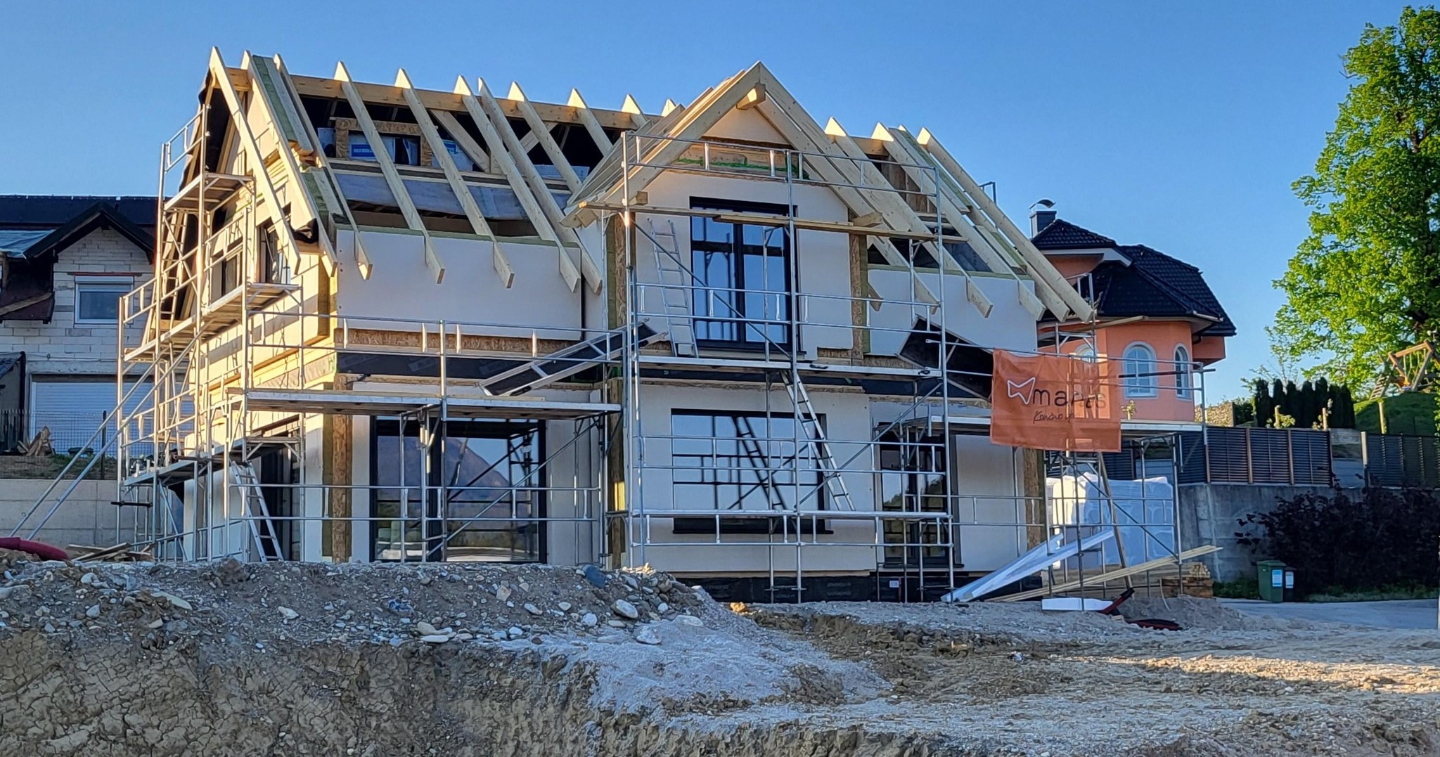 FOTO: Mlada družina Fužir s Prevalj že kmalu v novi hiši