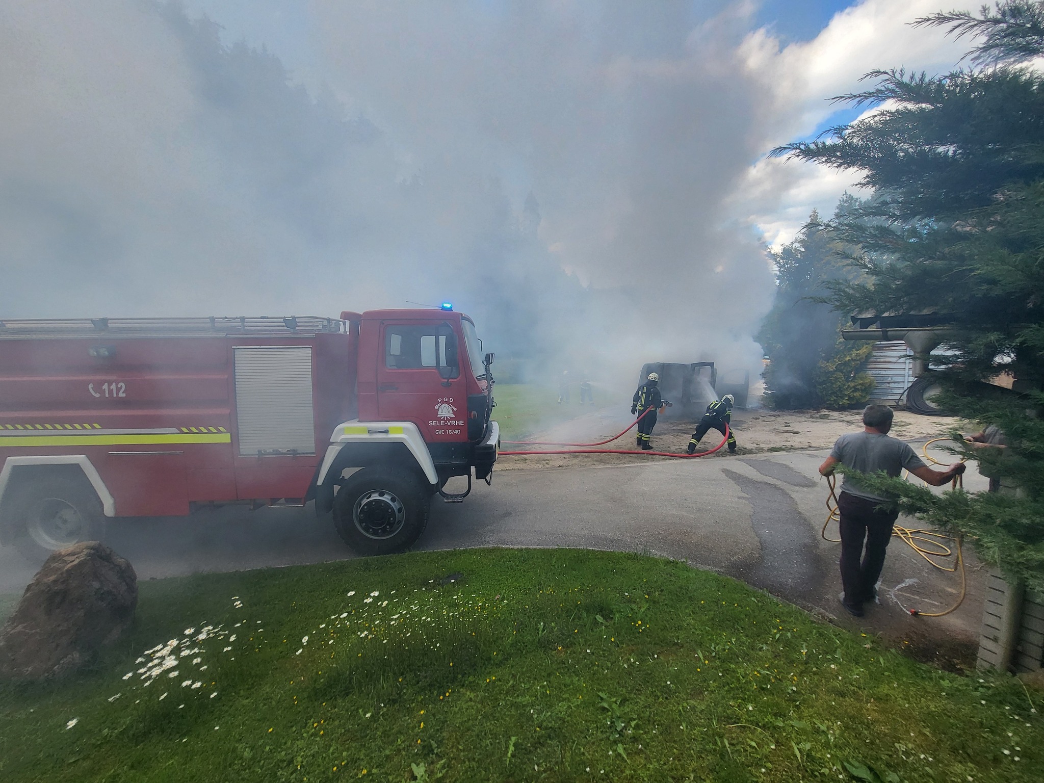 FOTO: Gasilci posredovali ob požaru kombija na Selah