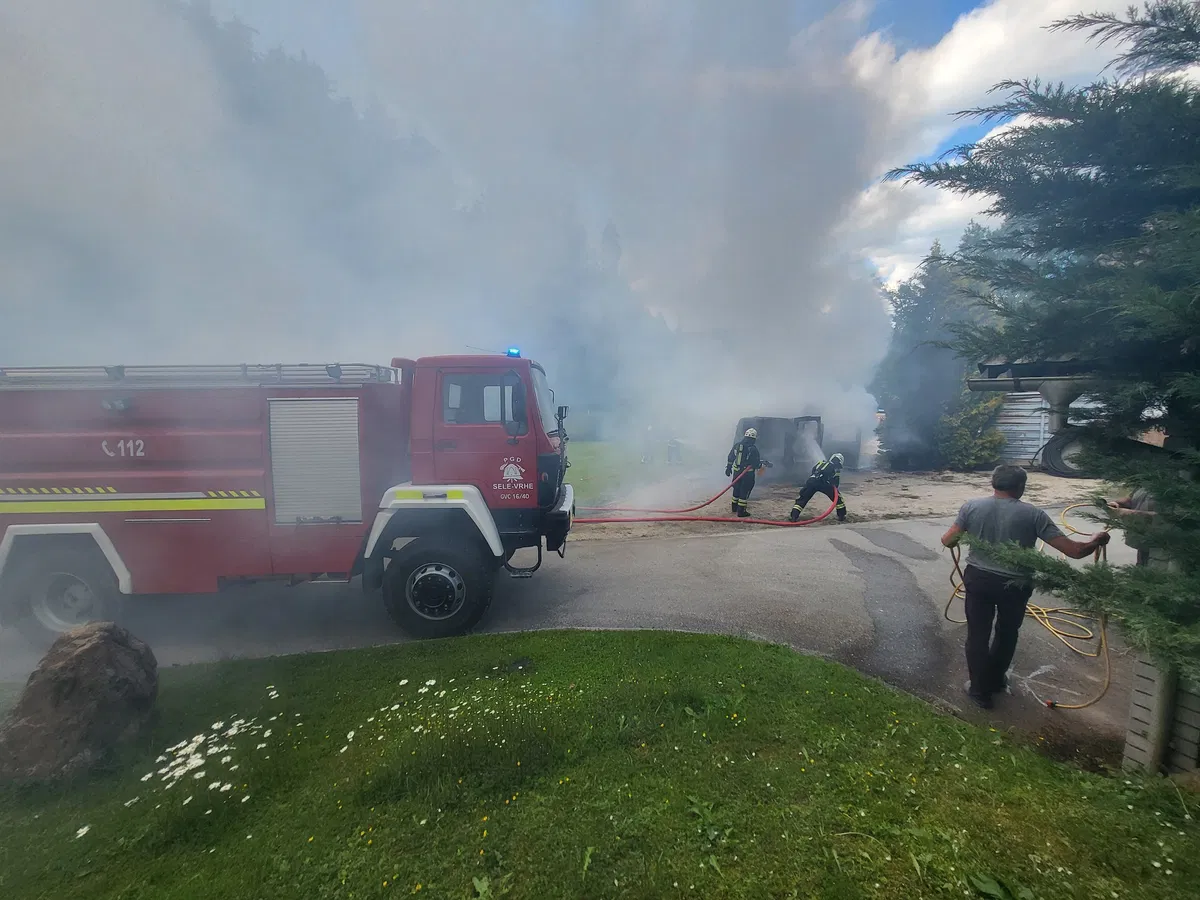 FOTO: Gasilci posredovali ob požaru kombija na Selah